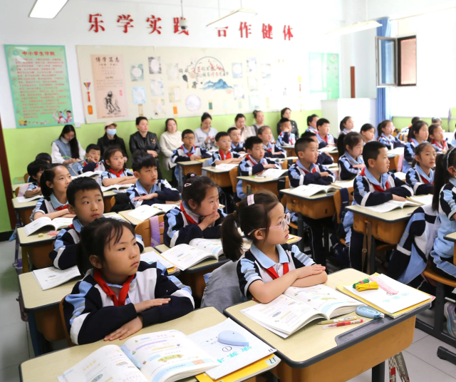 变革试点在较早发动编制专门校园管理办法及专门教育学生入校