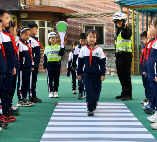 聚集村庄学生出行安全无证营运车辆超员面包车便趁机揽客
